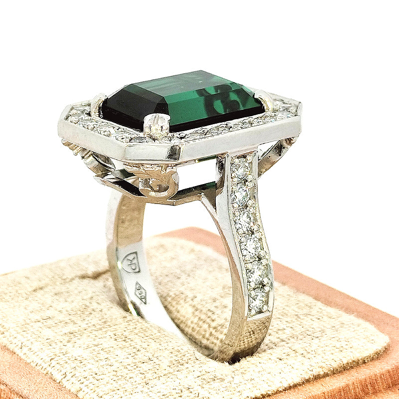 Bague en platine avec tourmaline verte et diamants