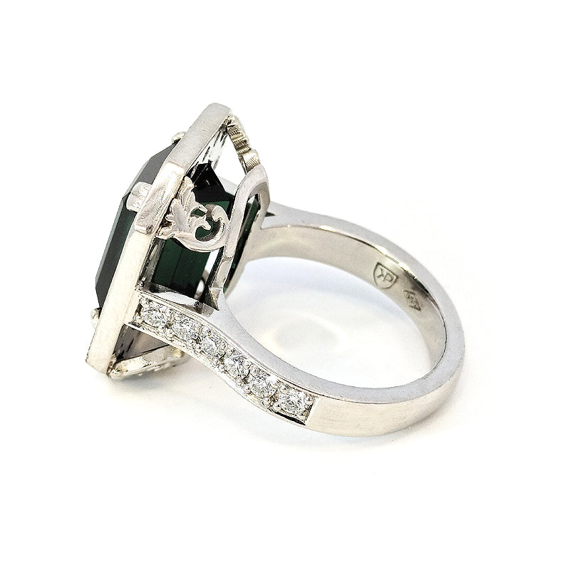 Bague en platine avec tourmaline verte et diamants