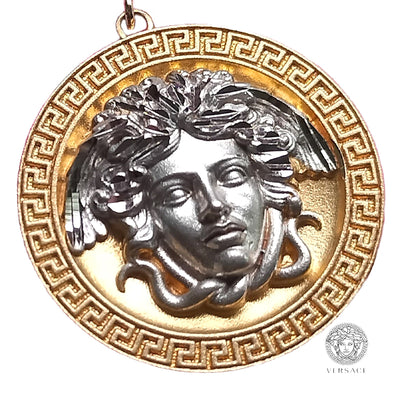 Pendentif médaillon Medusa Versace en or jaune et blanc 9 carats