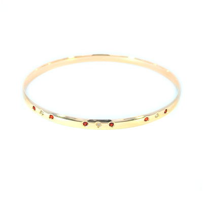 9ct Yellow Gold Oval Bangle set with Garnets and Diamonds 67mm x 57mm TDW = 0.06cts I/Si RBCs (Round Brilliant Cut) Weight: 12.50g