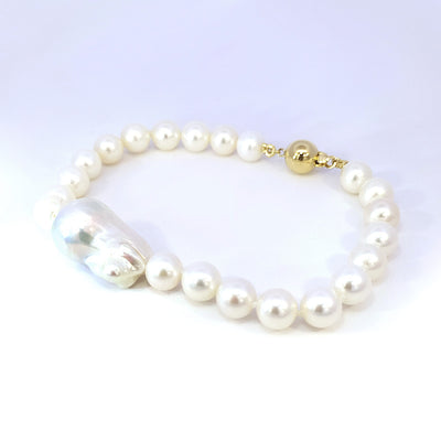 Bracelet en perles d'eau douce rondes blanches de 7 mm et perles baroques de 13 mm