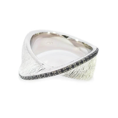 Bague texturée en argent sterling avec zircone cubique noire