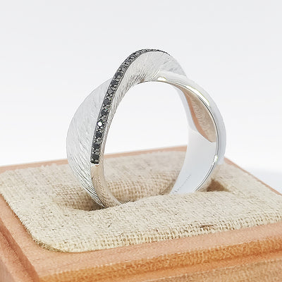 Bague texturée en argent sterling avec zircone cubique noire