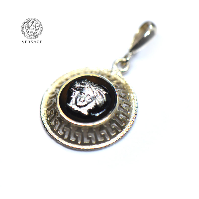 Petit pendentif Versace en or jaune 9 carats