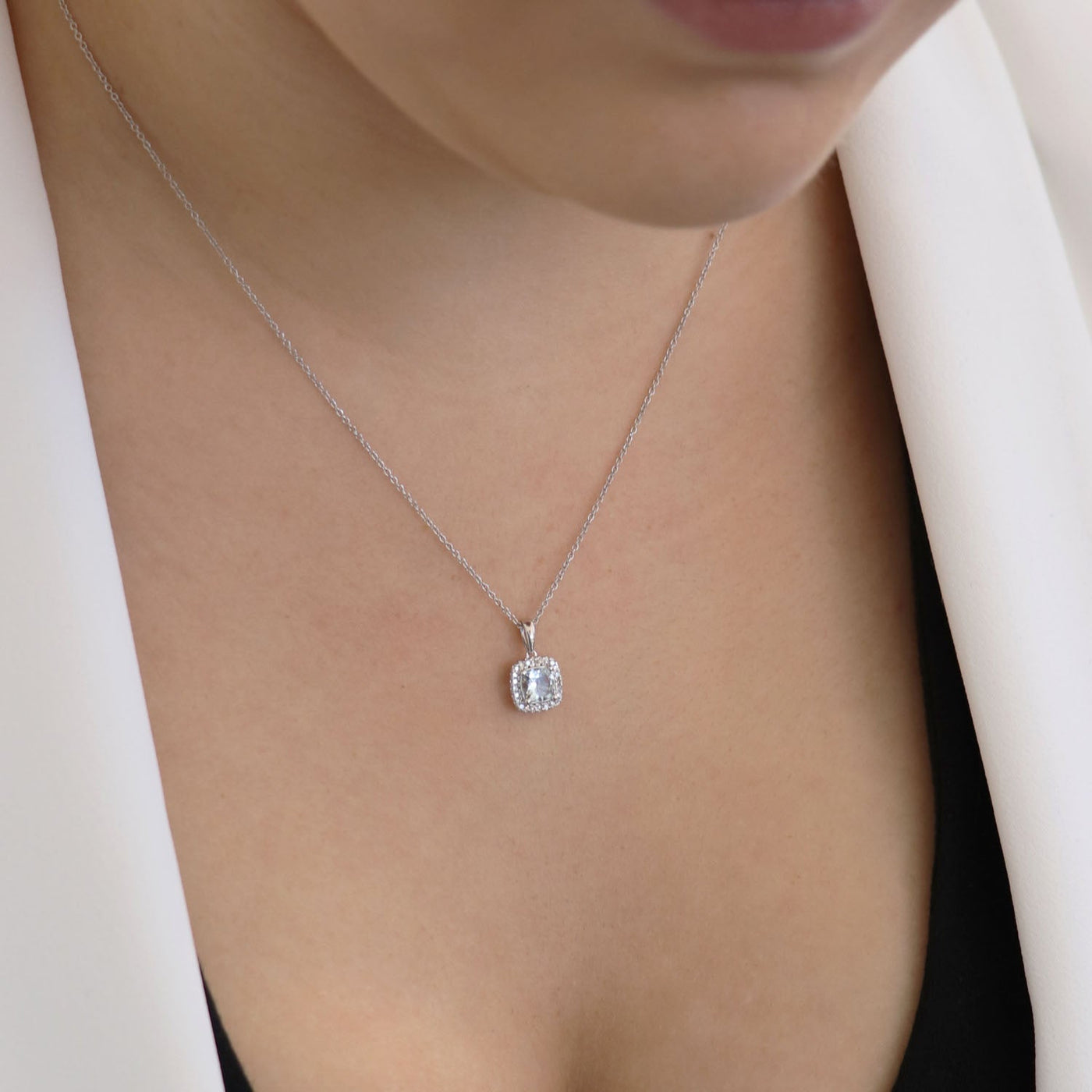 Ciondolo in acquamarina con diamanti da 0,08 ct in oro bianco 9K